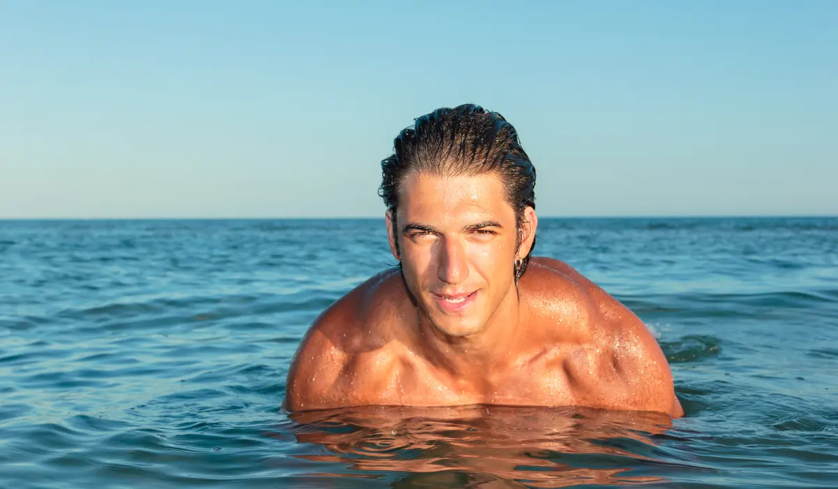 homme à la mer ayant un très joli menton