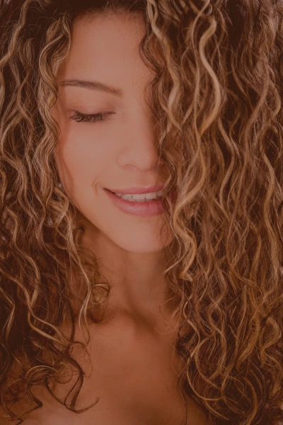 Jeune femme aux cheveux bouclés