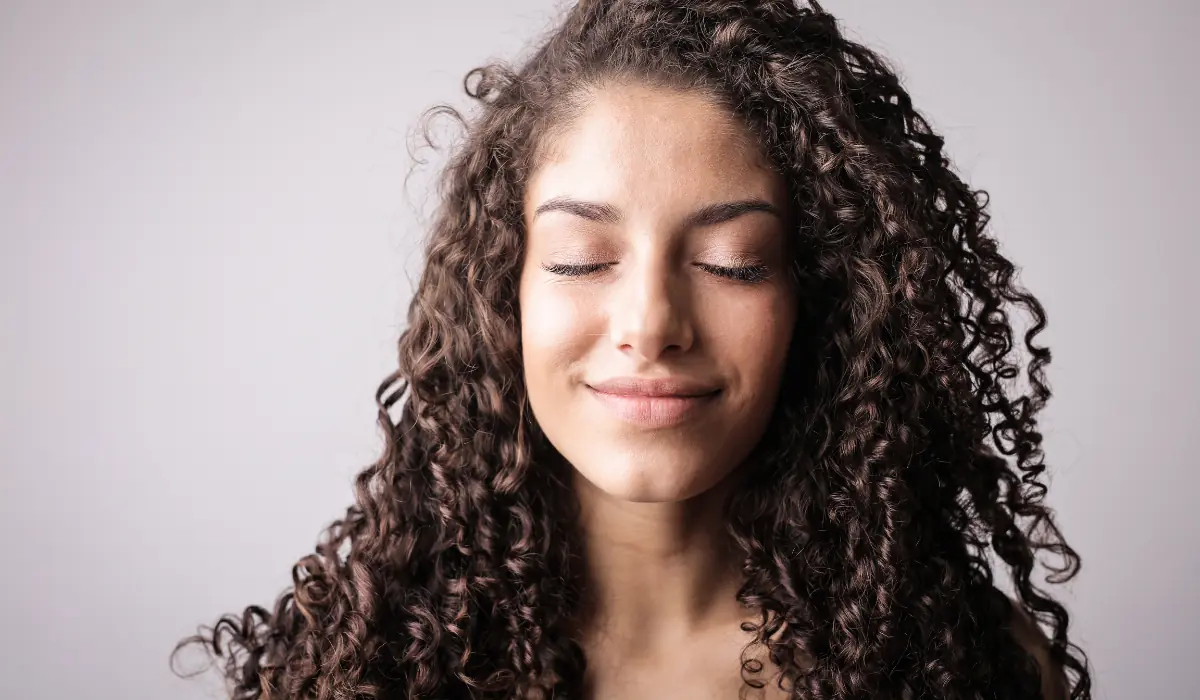 Jeune femme aux cheveux magnifiques