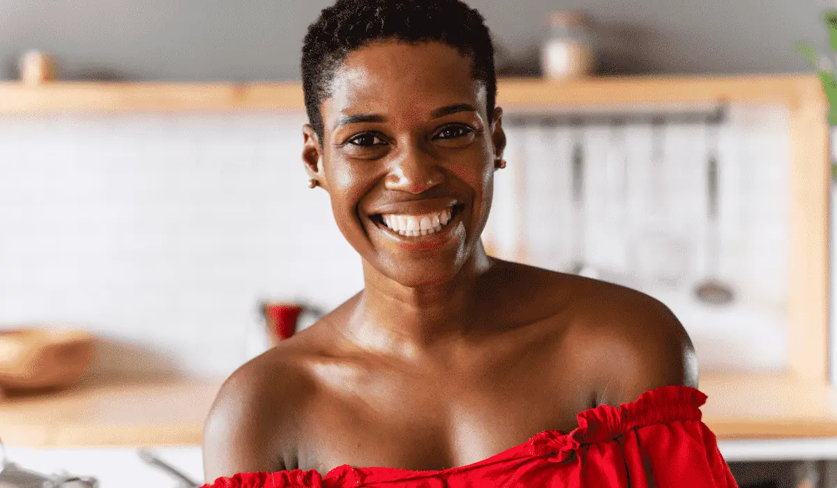 jeune femme noire au cou raffermir