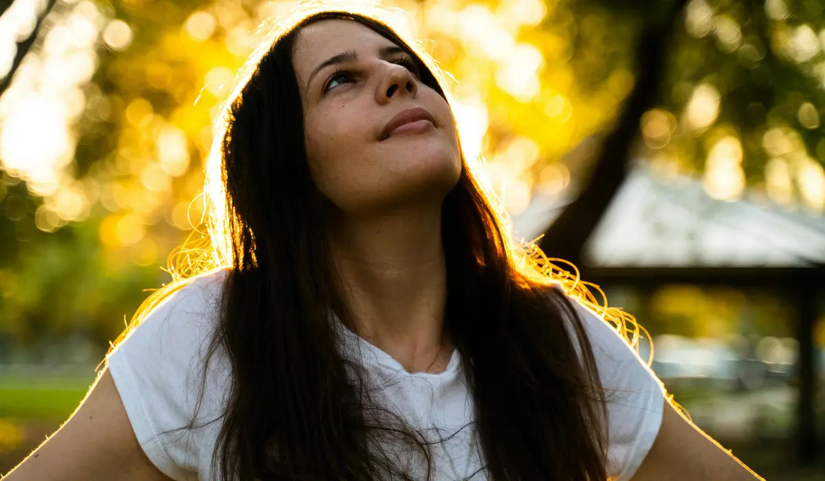 jeune femme regardant le ciel
