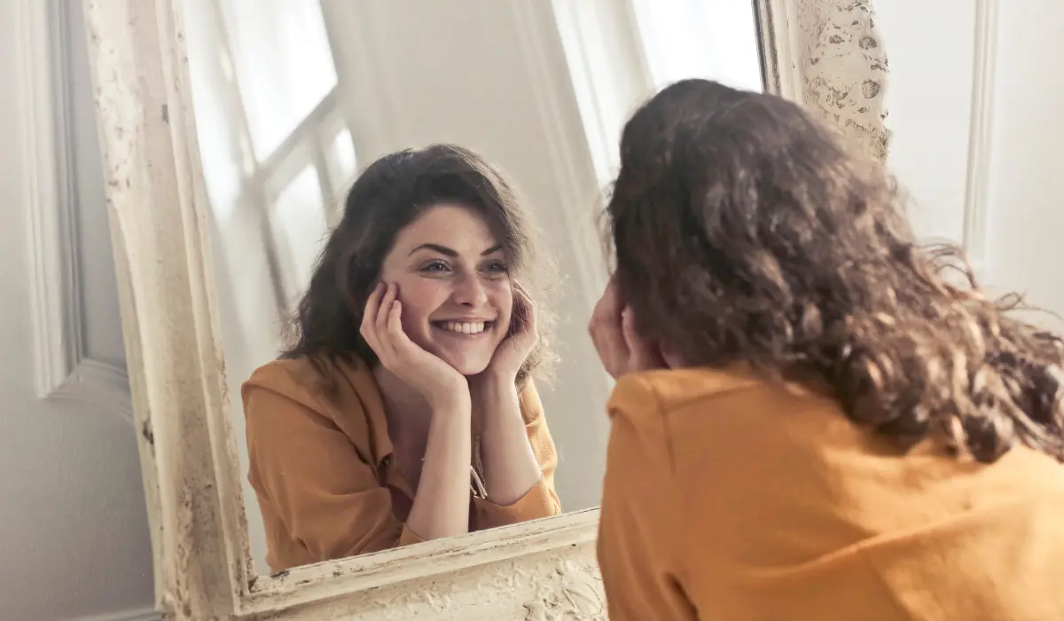 jeune femme au regard jeune devant un miroir