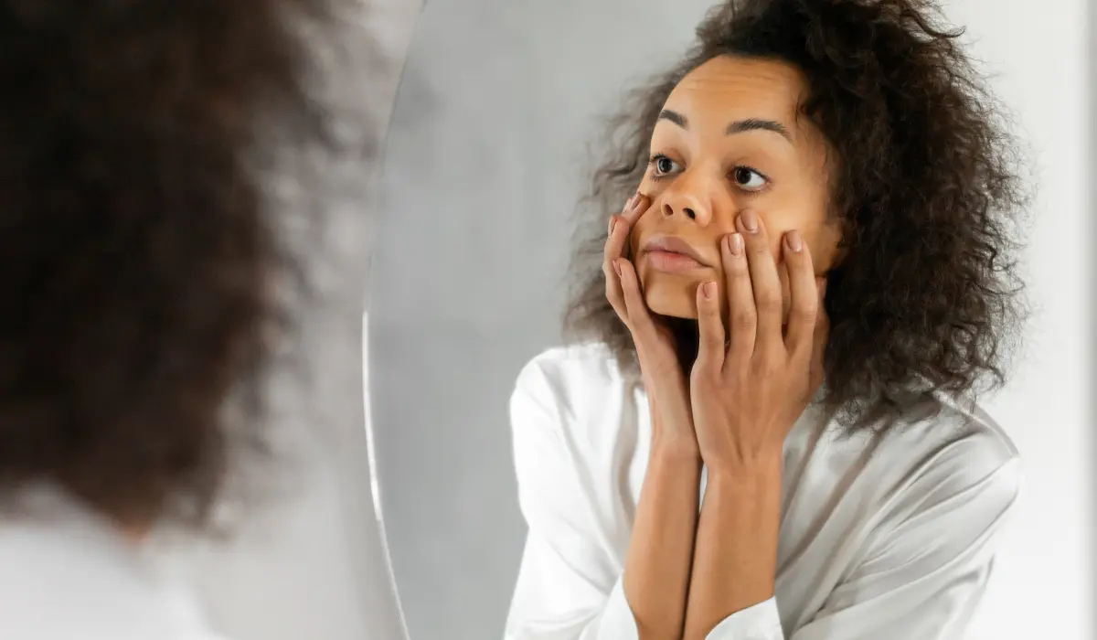 jeune femme au regard jeune devant un miroir