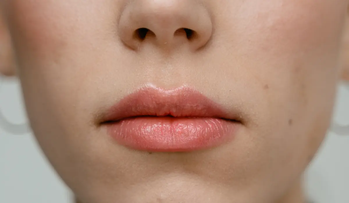 bouche d'une jeune femme aux lèvres parfaites