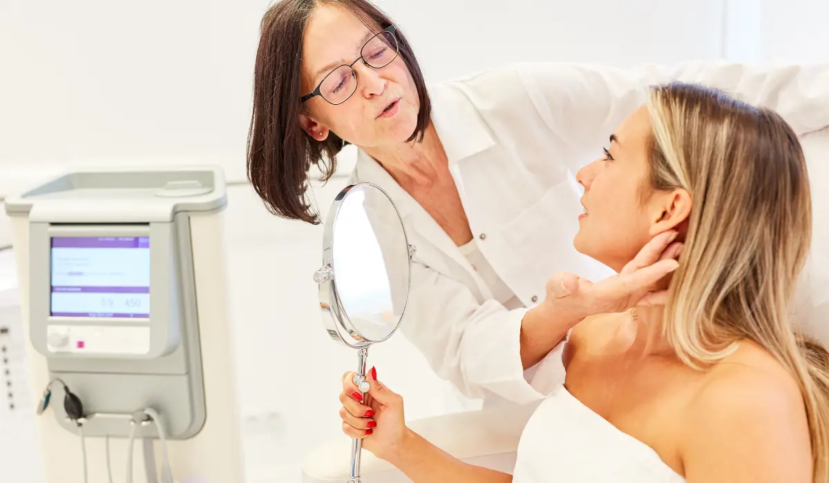 Médecin esthétique en train d'intervenir sur le visage d'un patient