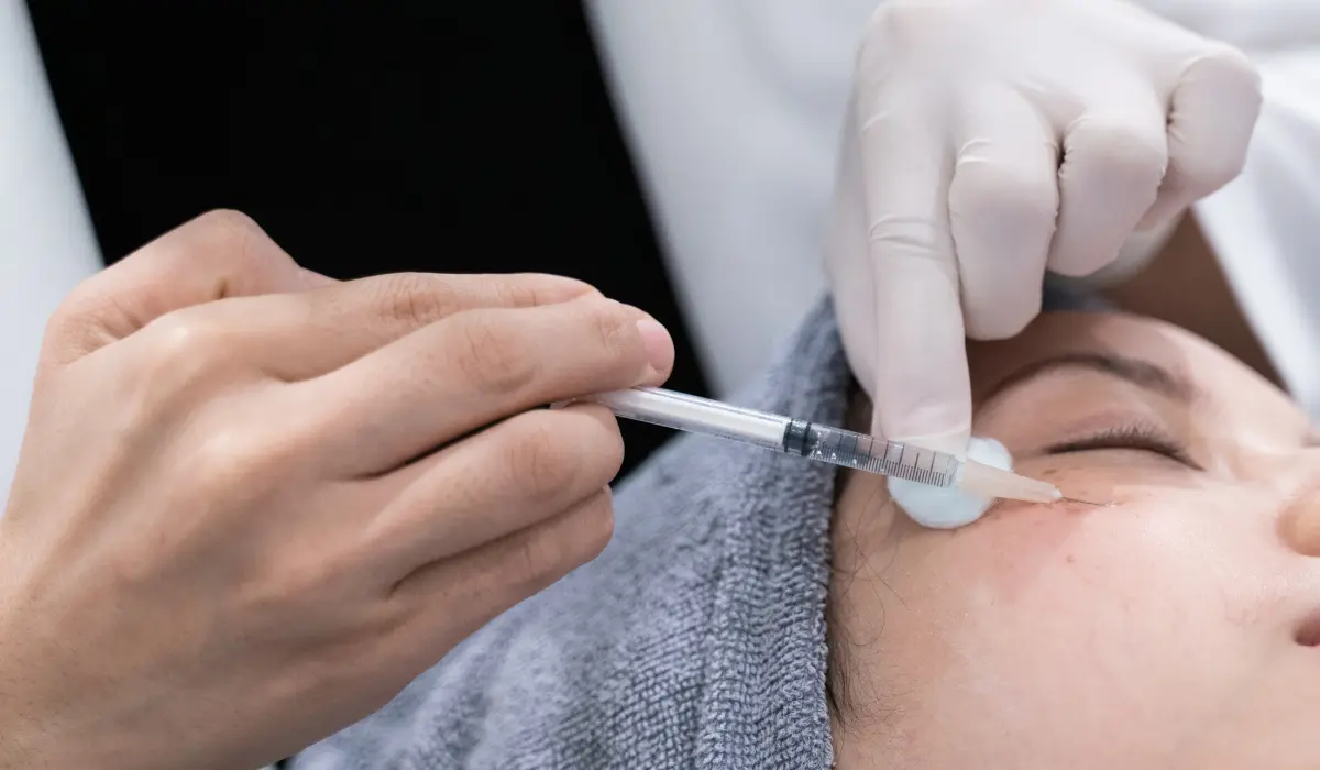 Médecin en train de réaliser une injection