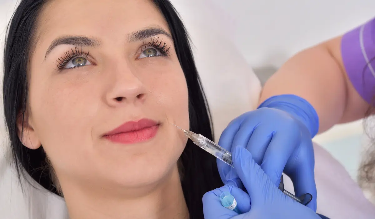 injection de sculptra sur le visage d'une jeune femme