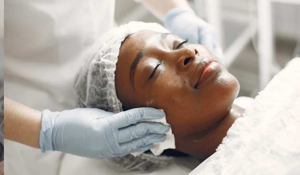 Femme noire suite séance de médecine esthétique, séance d'application de cosmétique