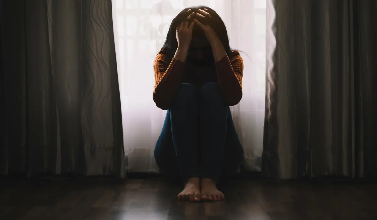 femme accroupie et triste