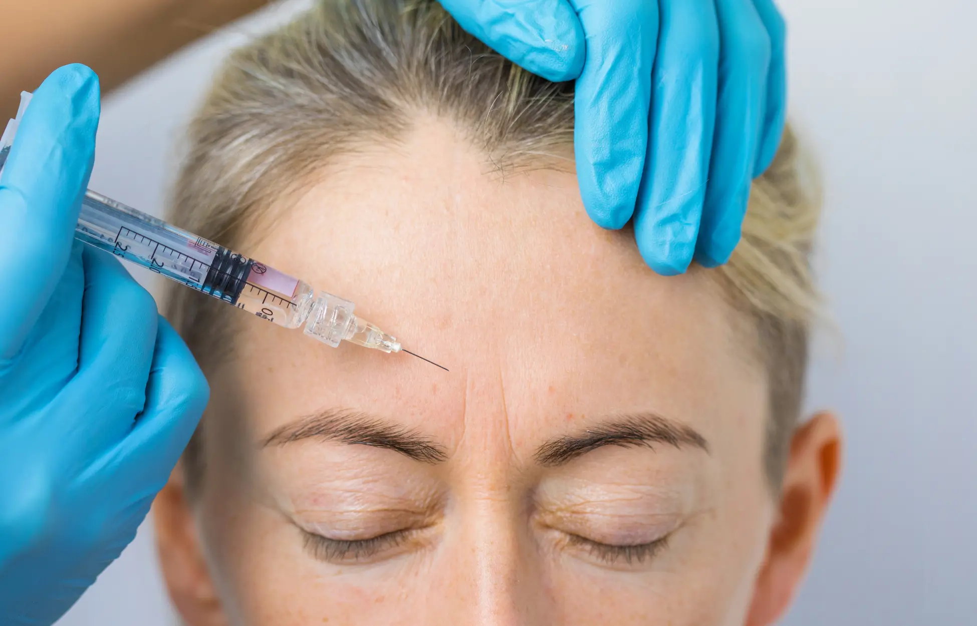 Femme en pleine séance de retouche botox