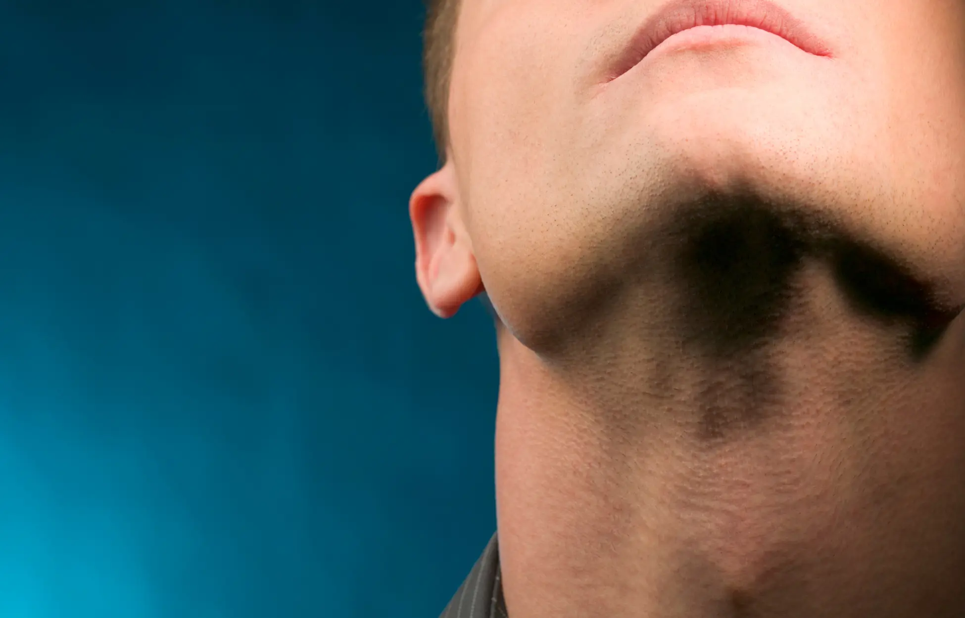 Menton d'un homme sans double menton