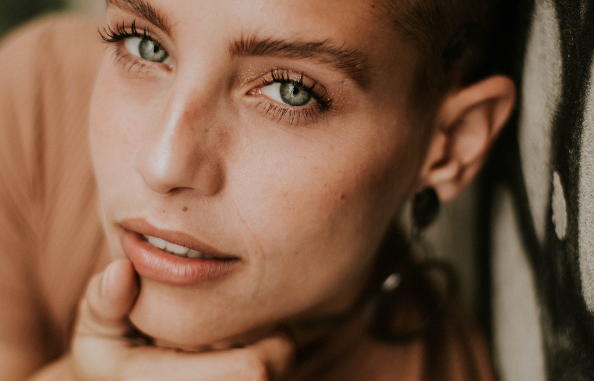 femme au menton parfait