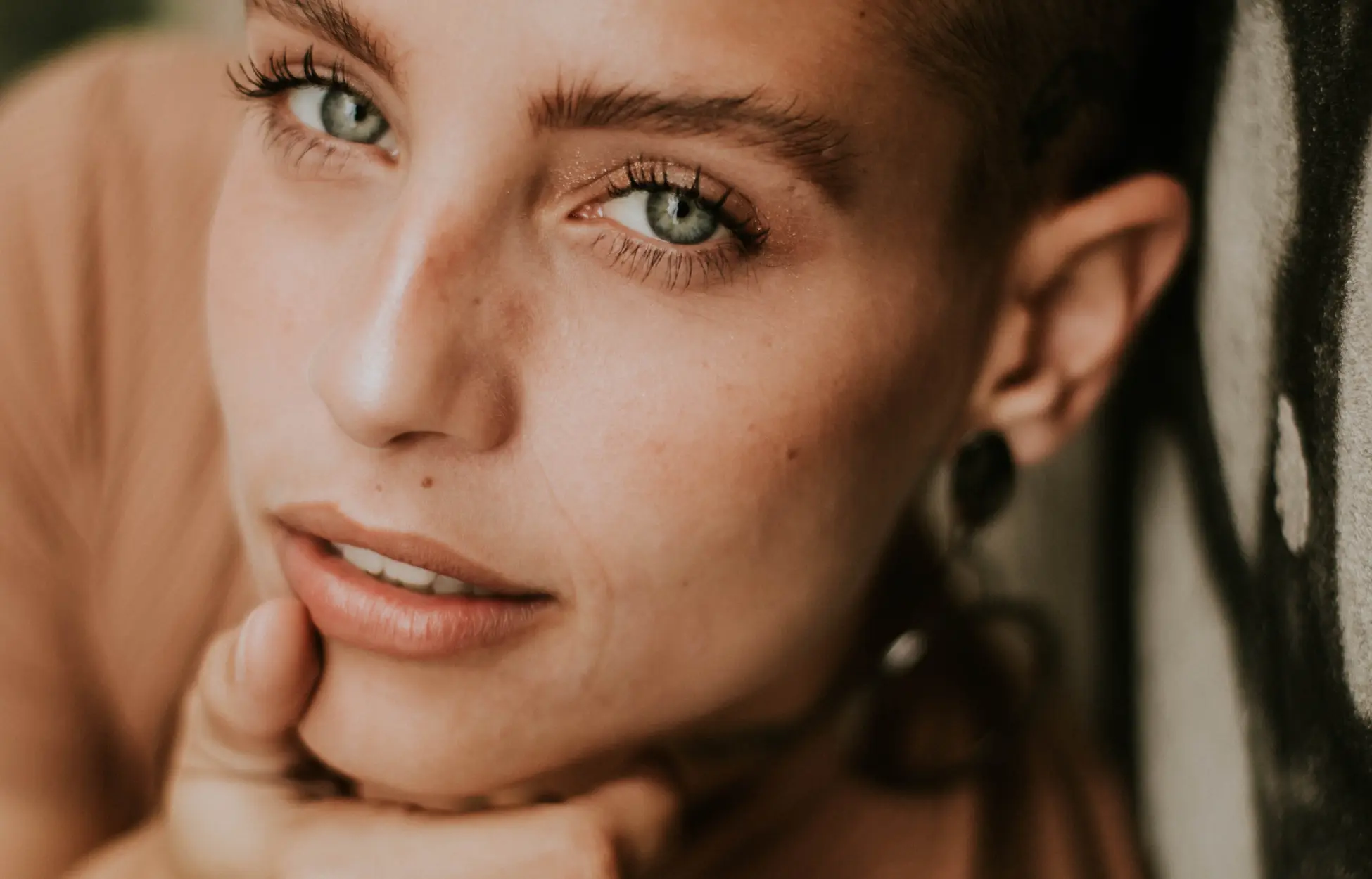 femme au menton parfait