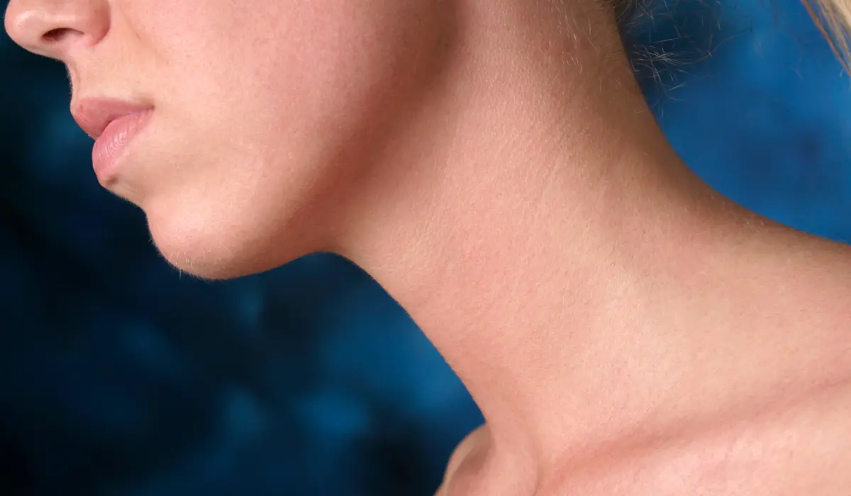 femme au joli menton