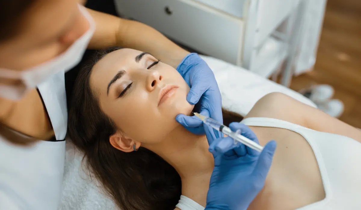 injection d'acide hyaluronique pour combattre le menton fuyant
