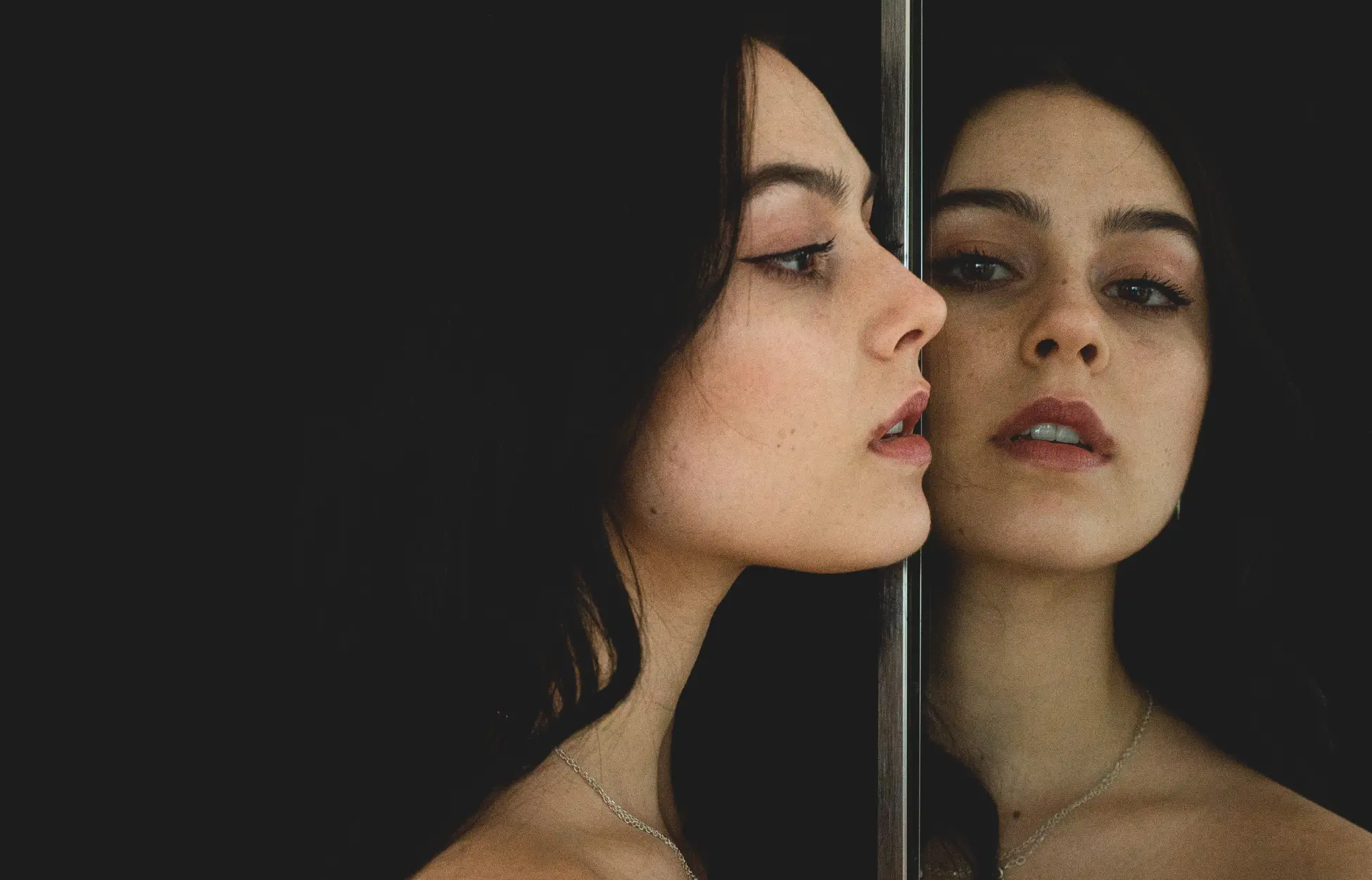 jeune femme devant un miroir