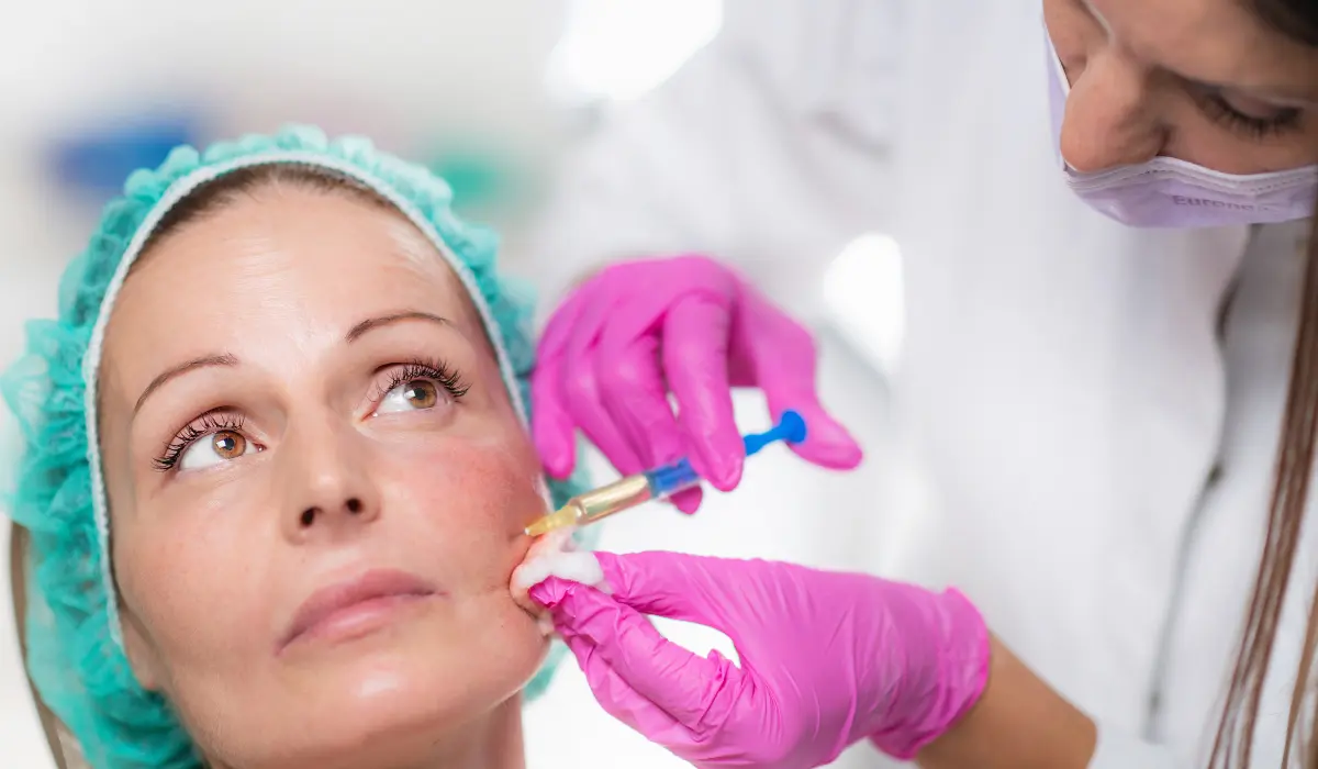 Injection d'acide hyaluronique dans le cadre de relâchement du visage