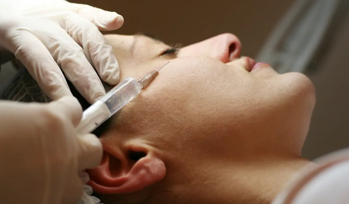 femme en pleine séance de botox