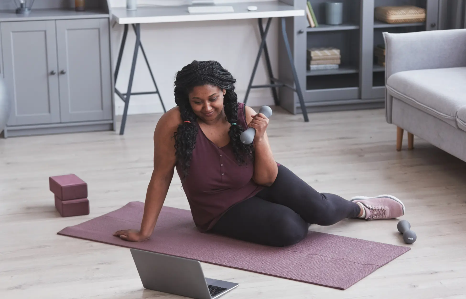femme en surpoids en train de faire du sport