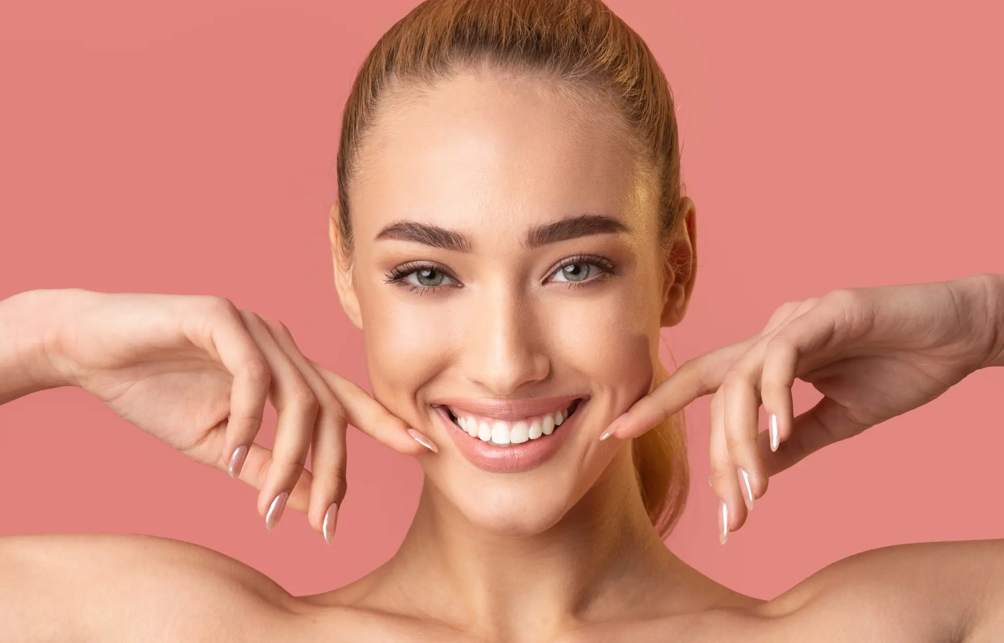 Jeune femme souriante