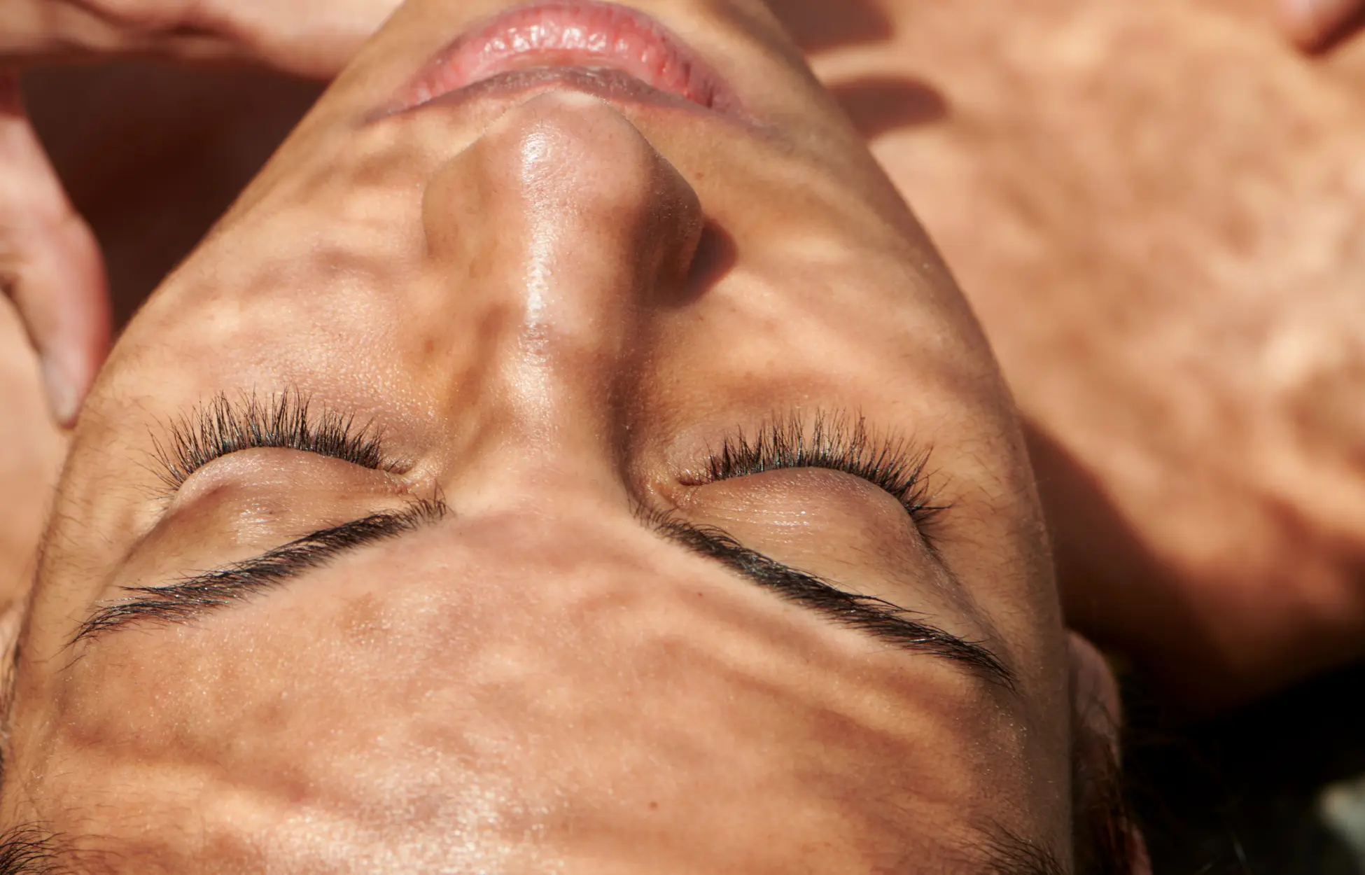 Femme au visage sans point noir