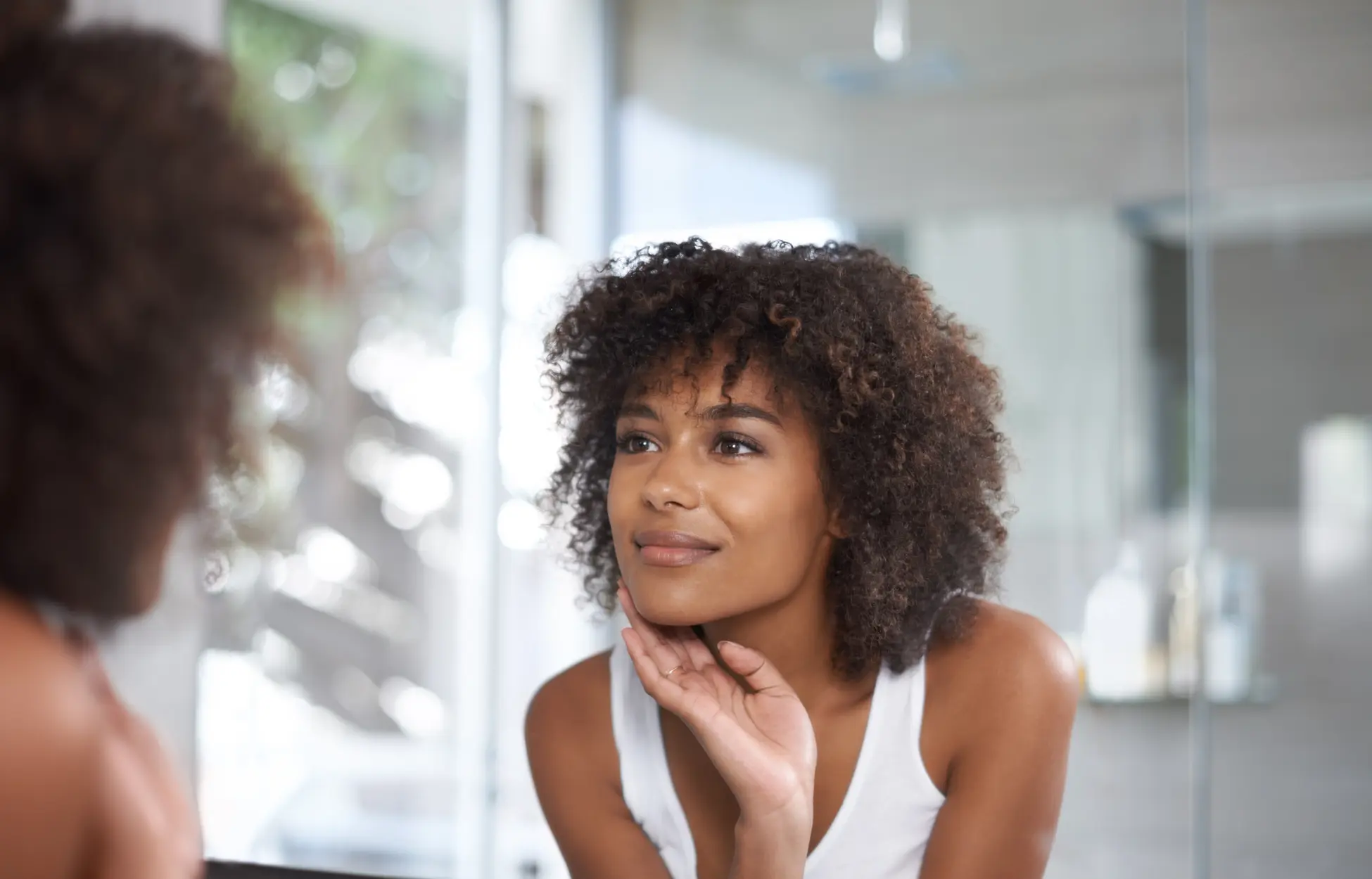 Jeune femme noire devant son miroir