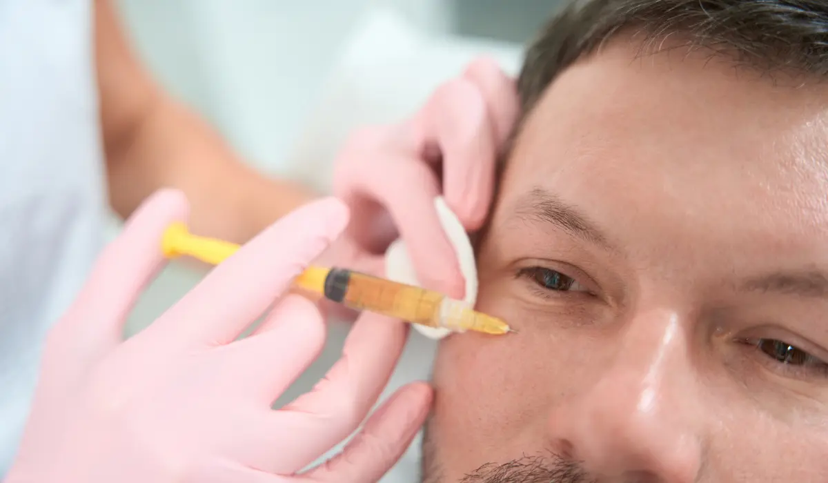 injection d'acide hyaluronique sur un homme