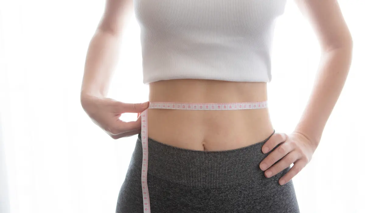 femme mesurant son ventre