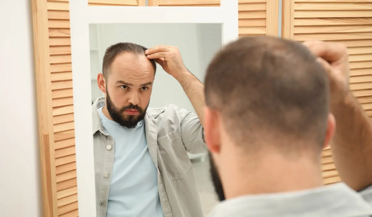 Homme dégarni devant son miroir