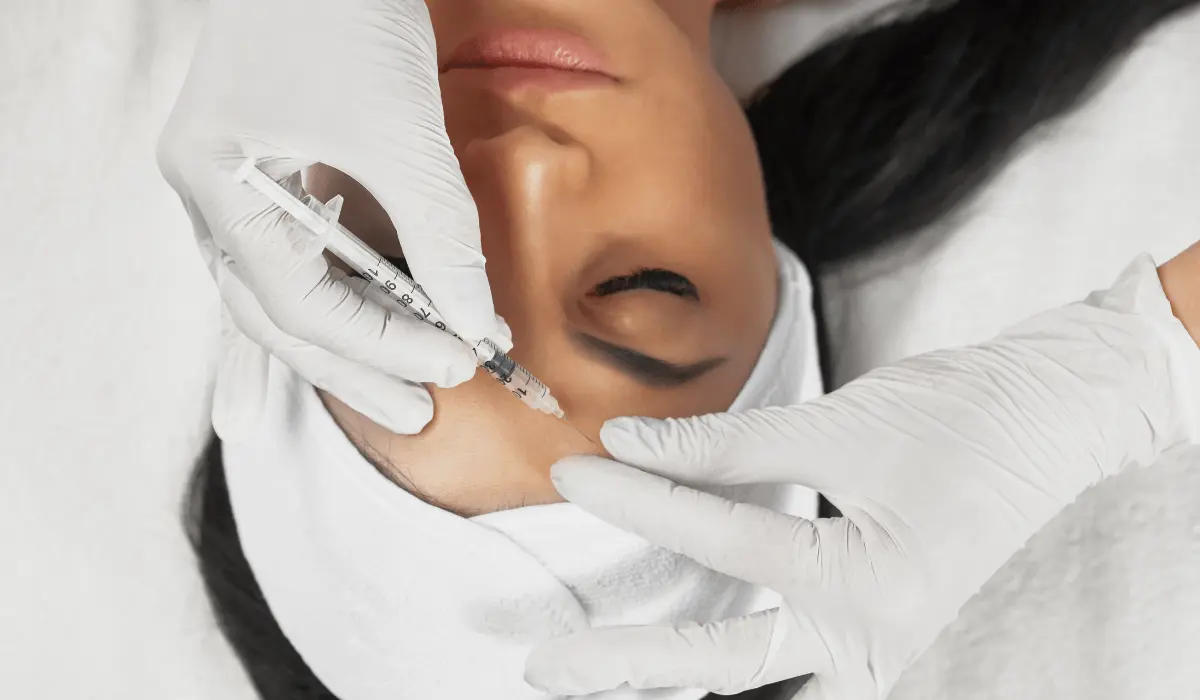 jeune femme procédant à une injection