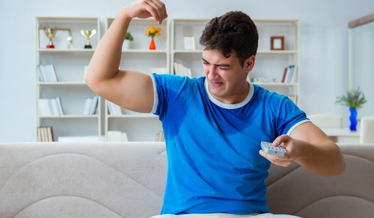 Jeune homme atteint d'hyperhidrose