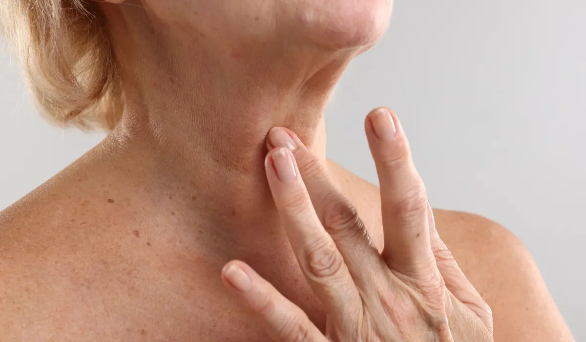 Femme agée mimant un lifting du cou