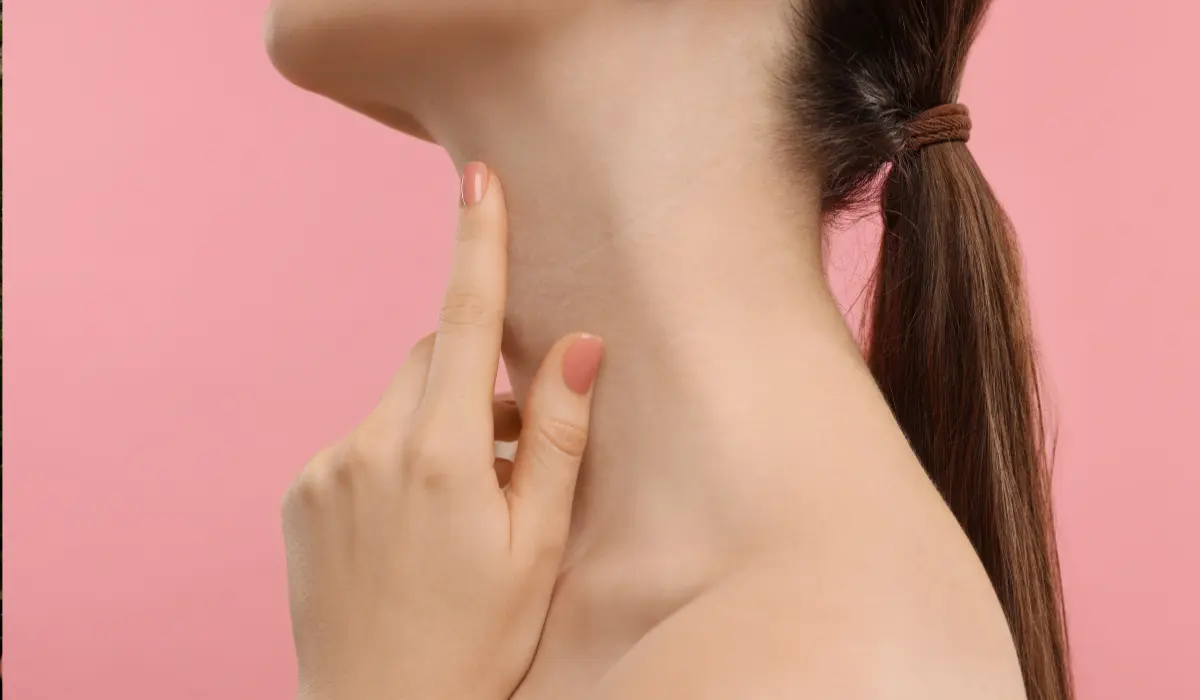 jeune femme mimant un lifting du cou