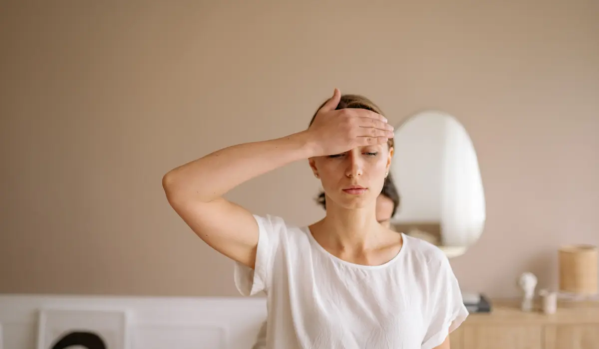 Jeune femme avec des rides du front qui se cache